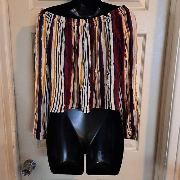 Rewind off shoulder blouse size small A-20 5/$25 - Picture 2 of 3